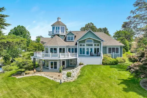 105 Cape Pointe Dr, Moneta, VA 24121