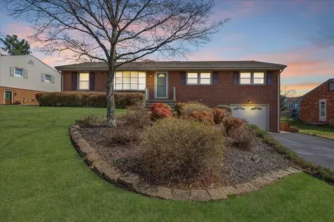 5225 Pin Oak Dr, Roanoke, VA 24019