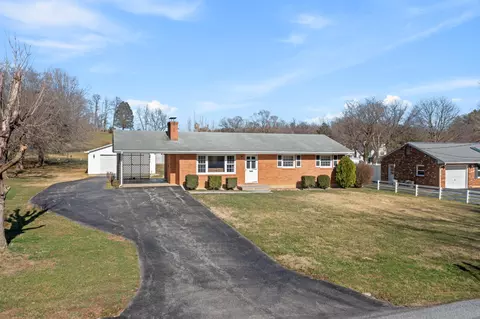 86 Maple Ave, Troutville, VA 24175