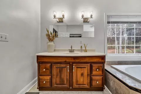 Bath - 125 Windtree Ct, Moneta, VA 24121 photo 6 of 9