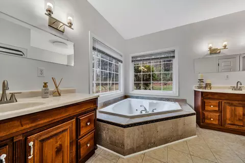Bath - 125 Windtree Ct, Moneta, VA 24121 photo 3 of 9