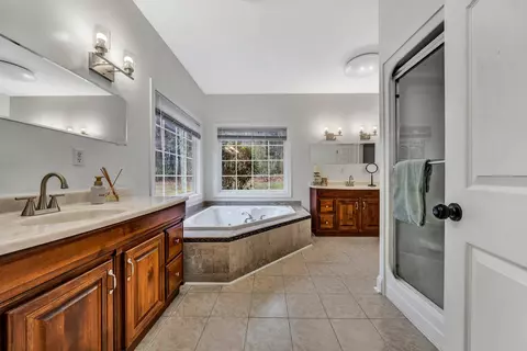 Bath - 125 Windtree Ct, Moneta, VA 24121 photo 2 of 9