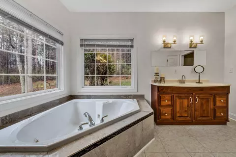 Bath - 125 Windtree Ct, Moneta, VA 24121 photo 4 of 9