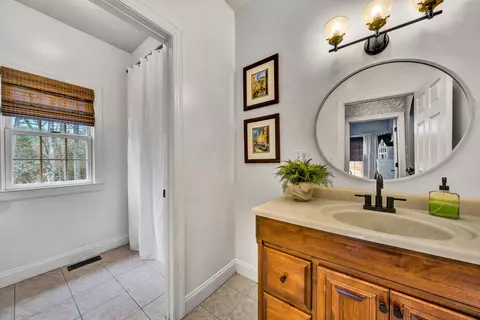 Bath - 125 Windtree Ct, Moneta, VA 24121 photo 8 of 9
