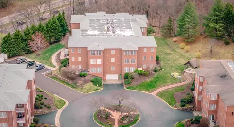 3050 Mcvitty Forest Dr #103, Roanoke, VA 24018
