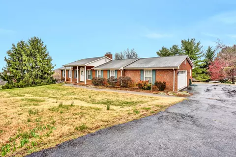 3944 Poplar Grove Dr, Vinton, VA 24179