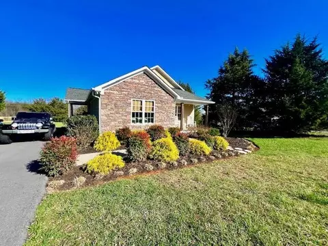2664 Isle Of Pines Dr, Moneta, VA 24121