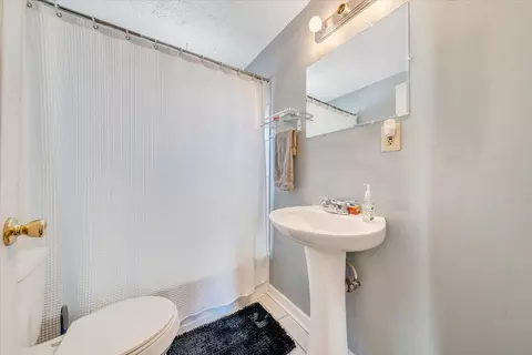 Bath - 318 Maddock Ave NE, Roanoke, VA 24012 photo 1 of 2