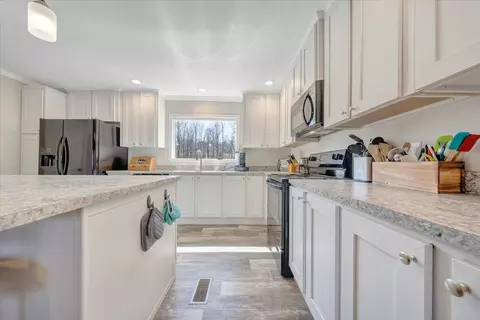 Kitchen - 4063 Saunders Rd, Vinton, VA 24179 photo 3 of 5
