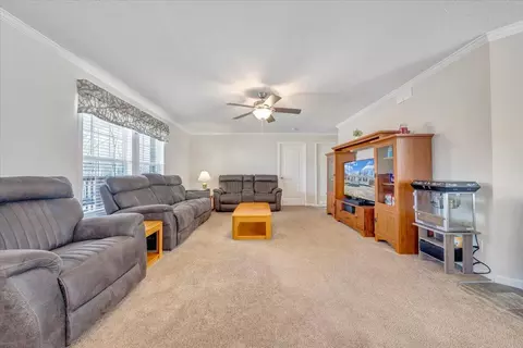 Living - 4063 Saunders Rd, Vinton, VA 24179 photo 2 of 4