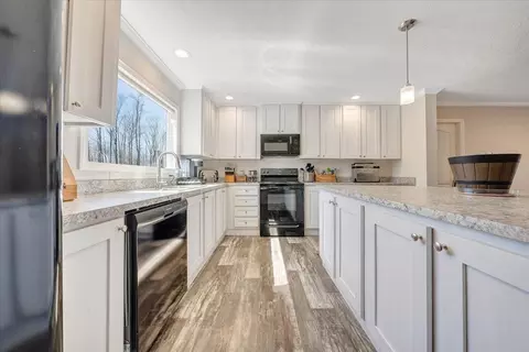 Kitchen - 4063 Saunders Rd, Vinton, VA 24179 photo 4 of 5