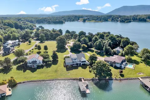 220 Gross Point Dr, Huddleston, VA 24104