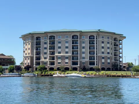 100 Bridgewater Pointe Pl #105, Moneta, VA 24121