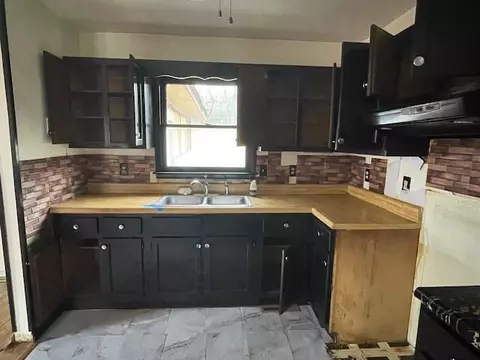 Kitchen - 116 Beech St NW, Roanoke, VA 24017 photo 2 of 2