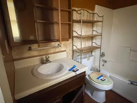 Bath - 116 Beech St NW, Roanoke, VA 24017 photo 4 of 4