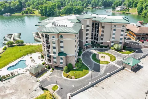 100 Bridgewater Pointe Pl #204, Moneta, VA 24121