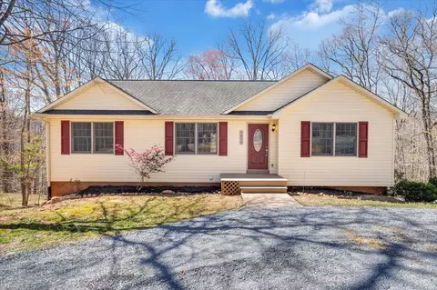 1215 Gate Ln, Moneta, VA 24121