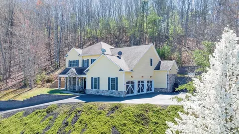 5931 Paddington Ct, Roanoke, VA 24018