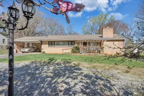 1069 Easton Rd, Salem, VA 24153