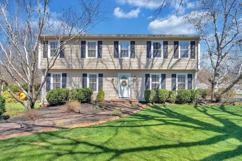 1906 Millstream Dr, Salem, VA 24153