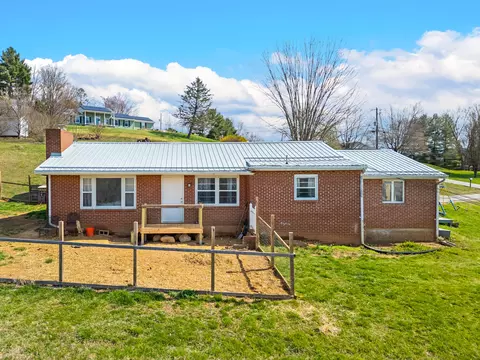 202 Center St, Pembroke, VA 24136