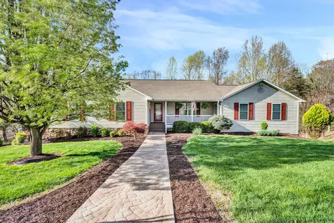 102 Tree Swallow Dr, Vinton, VA 24179