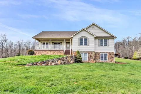1039 Strawberry Hill Ct, Vinton, VA 24179