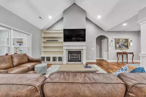 Living - 2483 Wolf Run, Vinton, VA 24179 photo 2 of 10