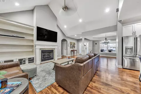 Living - 2483 Wolf Run, Vinton, VA 24179 photo 3 of 10