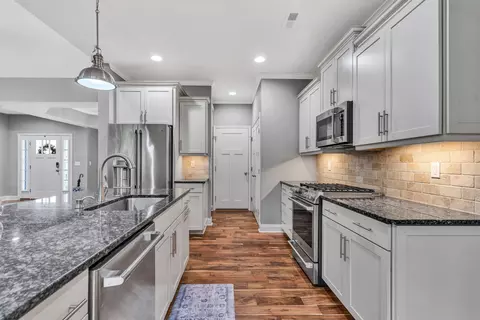 Kitchen - 2483 Wolf Run, Vinton, VA 24179 photo 11 of 12