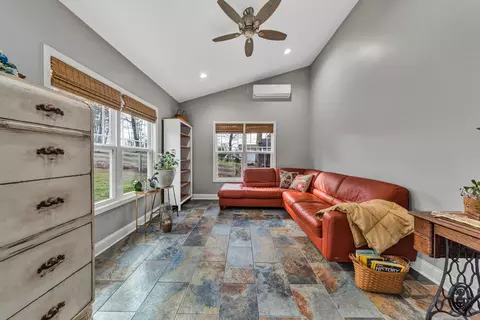 Living - 2483 Wolf Run, Vinton, VA 24179 photo 7 of 10