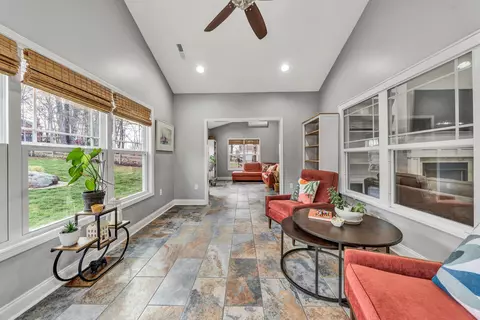 Living - 2483 Wolf Run, Vinton, VA 24179 photo 6 of 10