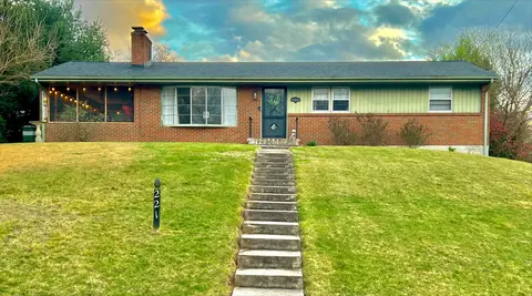 221 Foxland Ave, Vinton, VA 24179
