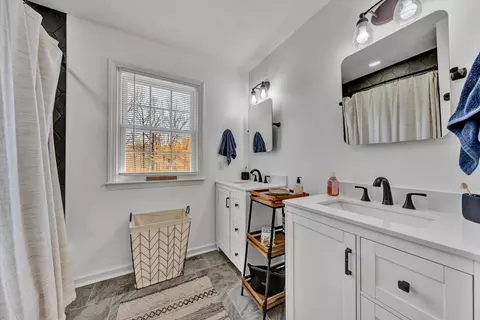 Bath - 210 Brookledge Dr, Vinton, VA 24179 photo 2 of 5