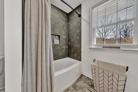 Bath - 210 Brookledge Dr, Vinton, VA 24179 photo 3 of 5