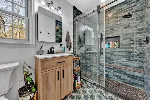 Bath - 210 Brookledge Dr, Vinton, VA 24179 photo 4 of 5