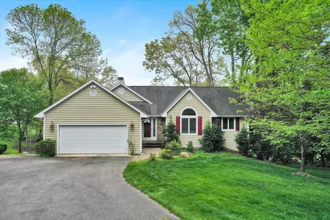 624 Strawberry Banks Dr, Moneta, VA 24121