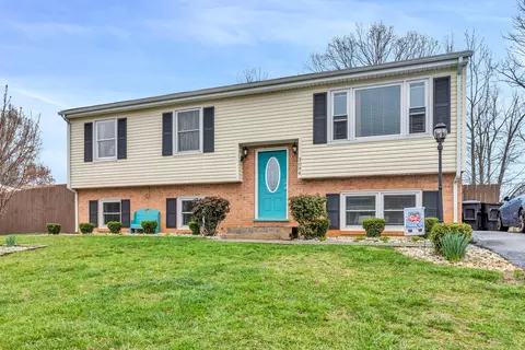 3094 Woodway Rd, Roanoke, VA 24014