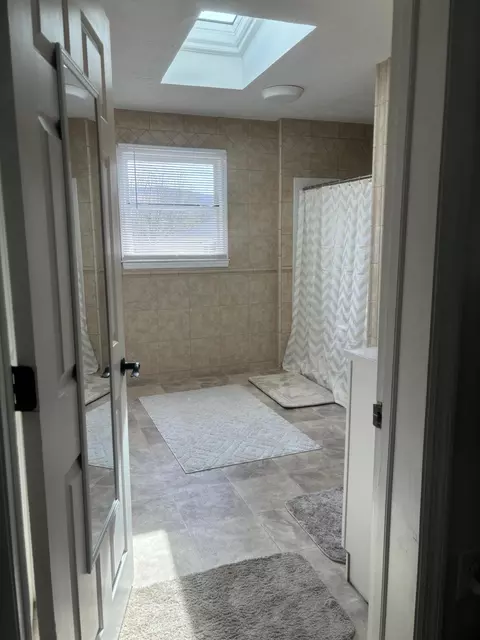 Bath - 1307 E Dolly Ann Dr, Covington, VA 24426 photo 2 of 6