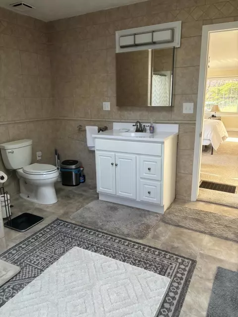 Bath - 1307 E Dolly Ann Dr, Covington, VA 24426 photo 1 of 6