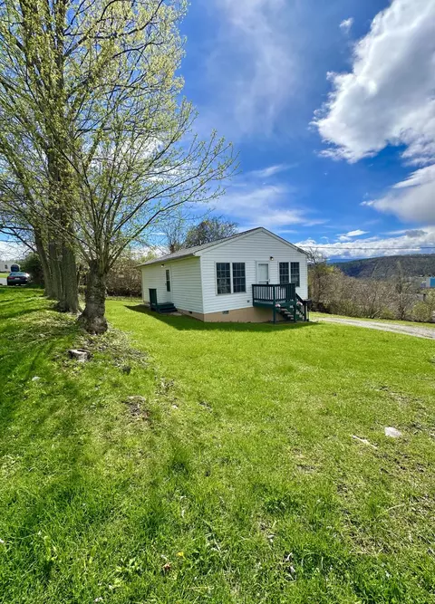 527 E Hemlock St, Covington, VA 24426