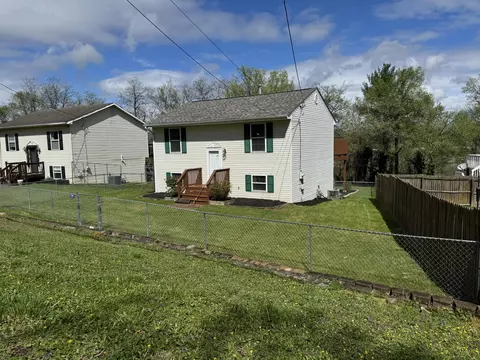 2322 Robins View Dr, Roanoke, VA 24015