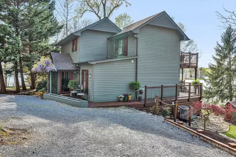 1055 Sunset Trl, Moneta, VA 24121