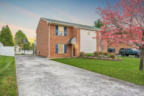 104 Hart Dr, Salem, VA 24153