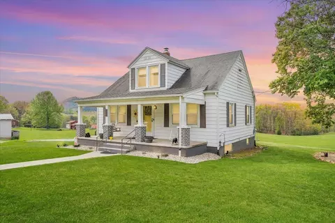 3989 Mountain Pass Rd, Troutville, VA 24175