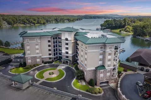 100 Bridgewater Pointe Pl #307, Moneta, VA 24121