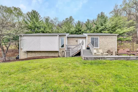 7445 Carriage Hills Dr, Roanoke, VA 24018