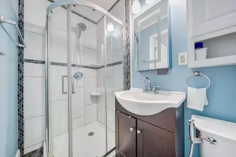 Bath - 412 E Riverside Dr, Salem, VA 24153 photo 2 of 3
