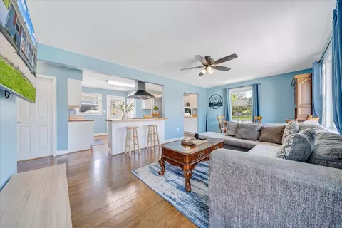 Living - 412 E Riverside Dr, Salem, VA 24153 photo 1 of 4