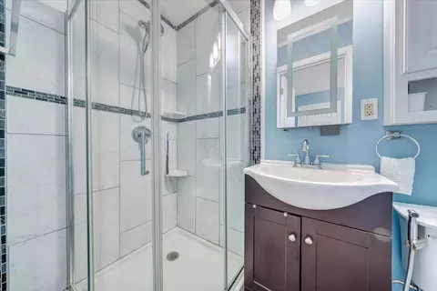 Bath - 412 E Riverside Dr, Salem, VA 24153 photo 1 of 3